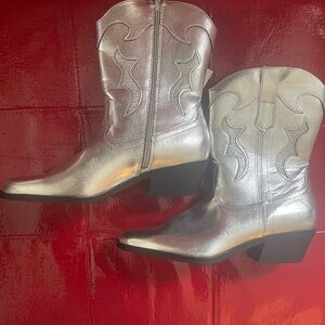 Cowgirl boots silver brand new and bedazzled